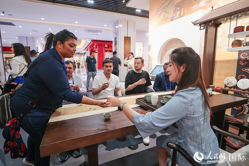 5月25日，外國媒體人在霍爾果斯國際邊境合作中心中國文化館參觀。人民網(wǎng)記者 張武軍攝