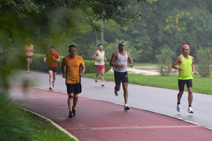 2024年7月14日，市民在北京中軸線延長線上的奧林匹克森林公園運動鍛煉。