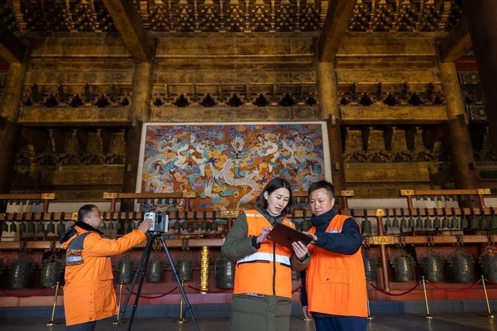 北京市測繪設(shè)計研究院團隊在太廟測繪（2023年2月19日攝）。2020年9月起，北京市測繪設(shè)計研究院的技術(shù)團隊開展了北京中軸線遺產(chǎn)點實地測繪，從文物保護、環(huán)境整治、文物騰退等方面為北京中軸線申遺提供空間數(shù)據(jù)底板。