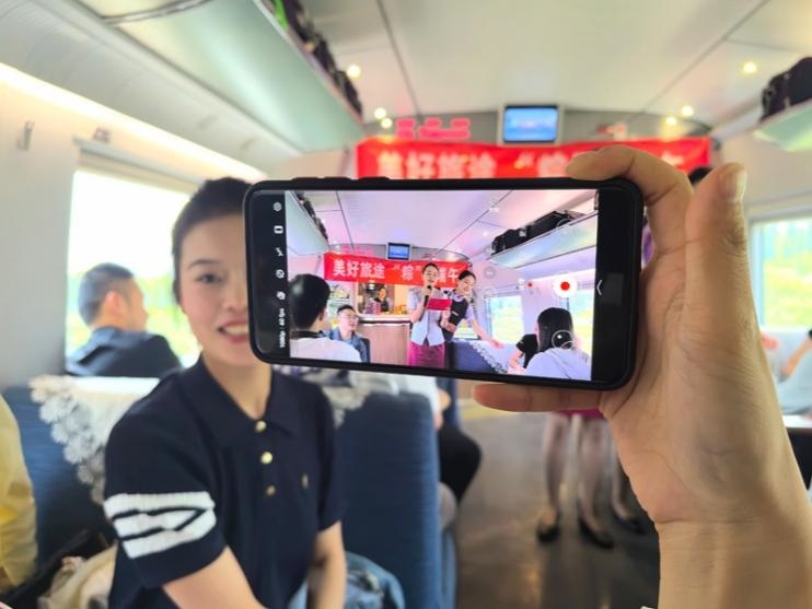 在活動中，旅客紛紛舉起手機(jī)拍攝。顏笑攝