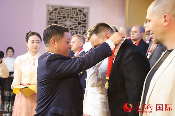 中國駐俄羅斯大使張漢暉為獲獎?wù)哳C獎。人民網(wǎng)記者 肖新新攝