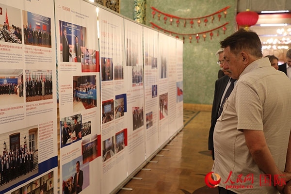 與會嘉賓參觀中俄科技創(chuàng)新合作圖片展。人民網(wǎng)記者 肖新新攝