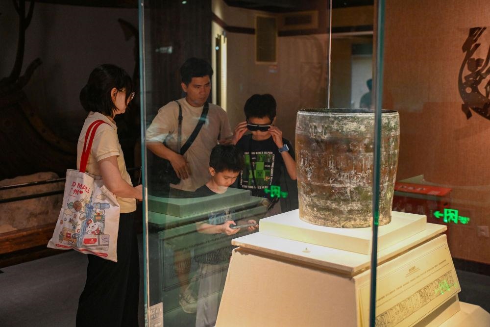 △2025年5月18日，游客在廣東廣州南越王博物院（王墓展區(qū)）體驗(yàn)AR眼鏡智慧導(dǎo)覽服務(wù)。