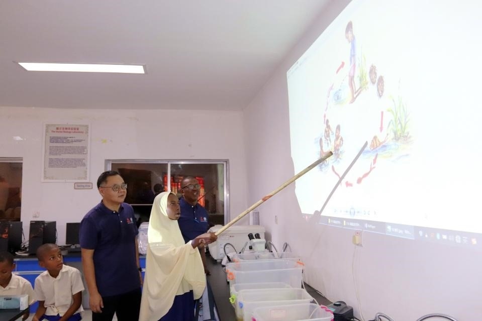 血吸蟲病健康教育講座。施亮攝