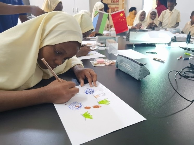 學(xué)生踴躍參與繪畫活動。施亮攝