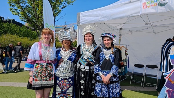 體驗(yàn)苗族傳統(tǒng)服飾。人民網(wǎng)記者 殷淼