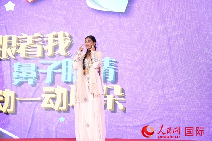 演唱中文歌曲。人民網(wǎng)記者任皓宇攝