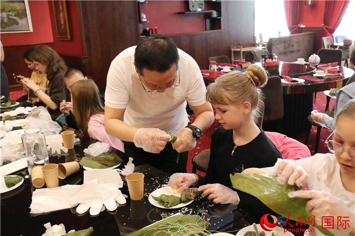 烏克蘭兒童學(xué)習(xí)體驗(yàn)包粽子。人民網(wǎng)記者蔡子暢攝