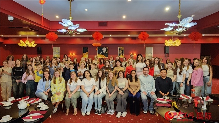 “慶端午學(xué)中文”活動全體合照。人民網(wǎng)記者蔡子暢攝