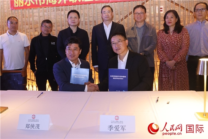 浙江省青田華僑實驗高級中學(xué)與巴西里約中國國際學(xué)校在座談會上締結(jié)為友好學(xué)校，青田縣人民政府僑務(wù)辦公室主任季愛軍和擔任巴西里約中國國際學(xué)校董事長的鄭俠茂作為代表簽署協(xié)議。 人民網(wǎng)記者 時元皓攝