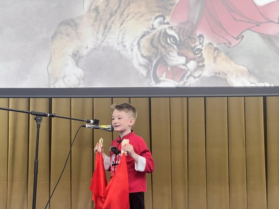一航表演快板《武松打虎》。布加勒斯特大學(xué)孔子學(xué)院供圖
