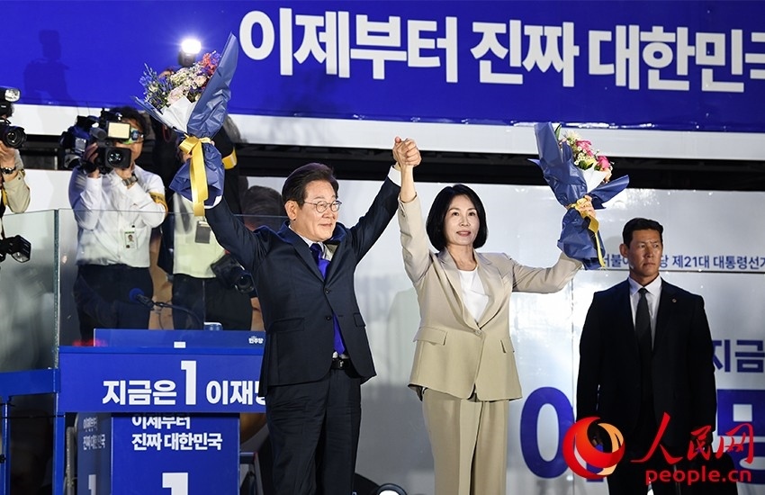 6月4日凌晨，確定當選韓國總統(tǒng)的李在明舉手向歡呼的支持者們致意。 人民網(wǎng) 康炯彬攝