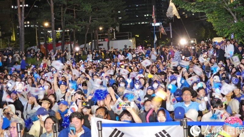 當(dāng)?shù)貢r(shí)間4日凌晨，李在明支持者們聚集在國(guó)會(huì)前等待計(jì)票結(jié)果。人民網(wǎng) 柳美鉉攝