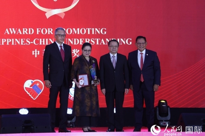 菲律賓前參議員許爾琦榮獲“終身成就獎”。人民網記者 樊帆攝