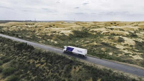 主線科技智能卡車行駛在路上。