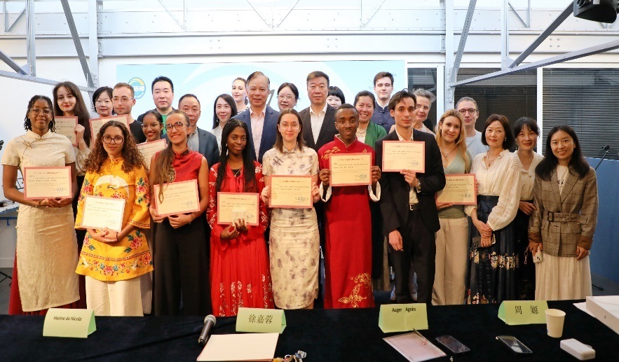 圖1：中國(guó)駐法使館公使陳力、教育公參周家貴與比賽師生、評(píng)委合影（圖片：巴黎西岱大學(xué)孔子學(xué)院）